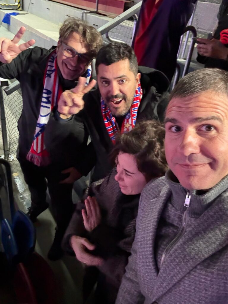 Algún día podremos contar los secretos de esta foto sobre quién nos invitó al partido y por qué.